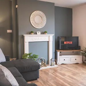 Stunning 3-bed House: Contractor & Family-friendly With Free Parking Chester